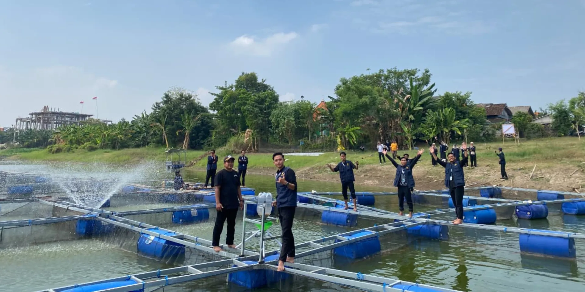 Ringankan Beban Petani Keramba, Mahasiswa KKN Tematik Unisda Hadirkan Teknologi Pakan Ikan Otomatis