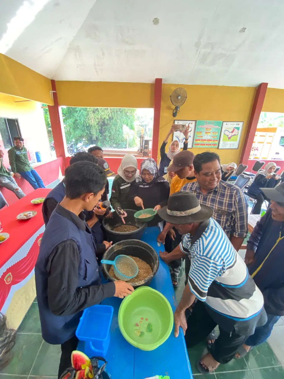 Tekan Biaya Pakan, KKN Tematik Unisda Gelar Pelatihan Budidaya Maggot untuk Petani Keramba Tejoasri